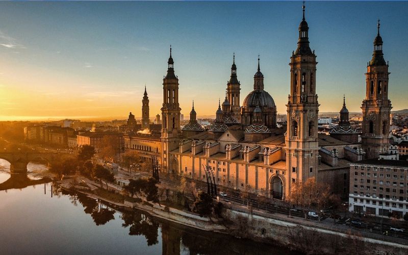 Lee más sobre el artículo La Catedral-Basílica de Nuestra Señora del Pilar de Zaragoza en España
