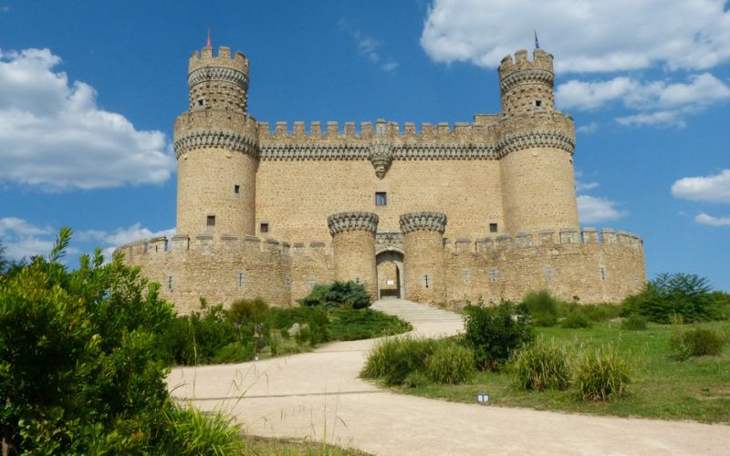Lee más sobre el artículo El Castillo nuevo de Manzanares el Real en Madrid en España