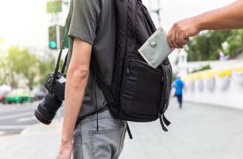 Lee más sobre el artículo ¿Cómo evitar robos y timos cuando visitamos otro país?