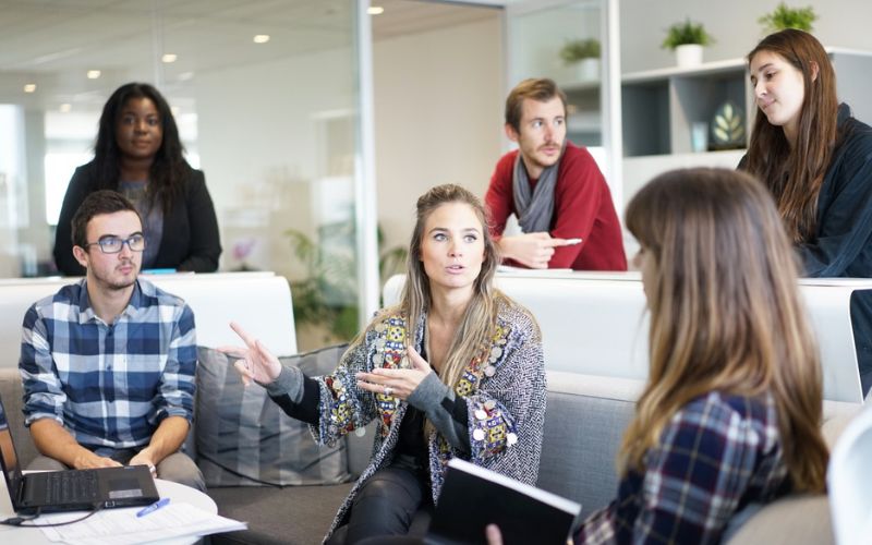 Lee más sobre el artículo ¿Cómo mejorar el ambiente de trabajo en una oficina?