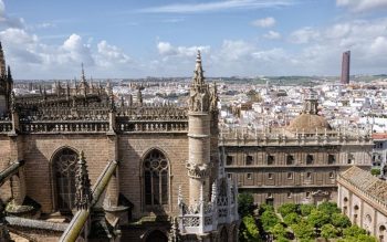 Lee más sobre el artículo Explorando Sevilla: La magia del Real Alcázar, la Catedral y la Giralda