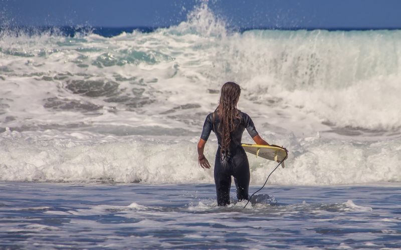 Lee más sobre el artículo Surf en Galicia: Surcando las olas en el fin del mundo