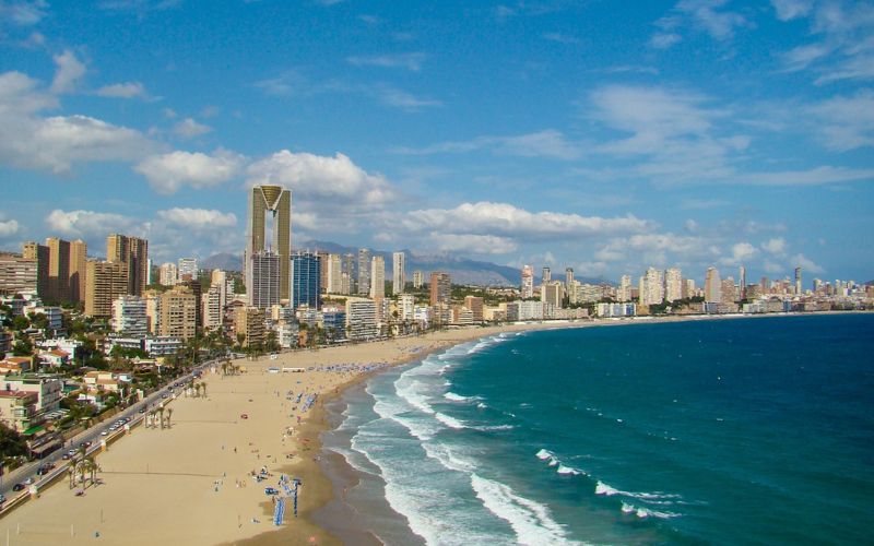 Lee más sobre el artículo Alojamiento en Benidorm: Frente al mar o en el interior, ¿Cuál elegir?