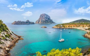 Lee más sobre el artículo Viajes en barco y excursiones en Ibiza