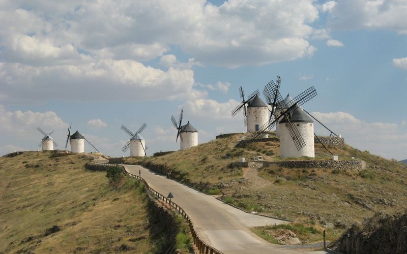 Lee más sobre el artículo Los encantadores molinos de Consuegra