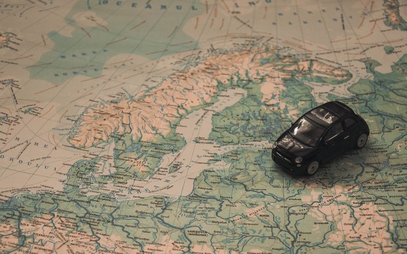 Lee más sobre el artículo ¿Qué es mejor, comprar un vehículo nuevo o de ocasión para viajar?