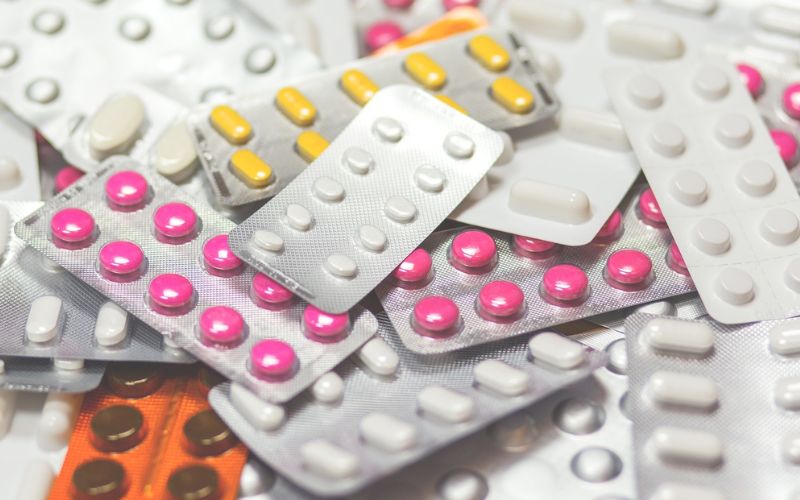 Lee más sobre el artículo Esenciales de farmacia para viajar: ¿Qué no puede faltar en tu botiquín de viaje?