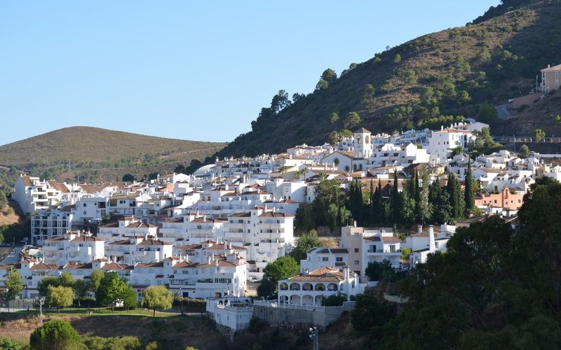 Lee más sobre el artículo Guía turística de Benahavís: Qué ver, hacer y dónde comer en este pueblo andaluz