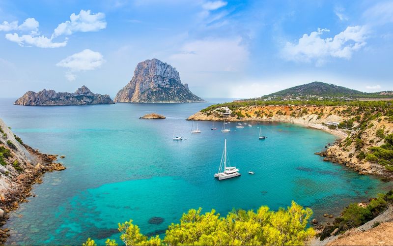 Lee más sobre el artículo ¿Por qué alquilar un barco es la mejor manera de explorar la isla de Ibiza?