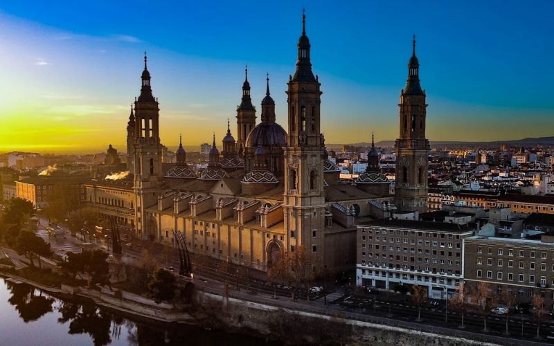 Lee más sobre el artículo Zaragoza en movimiento: Alquiler de vehículos para un turismo sin límites