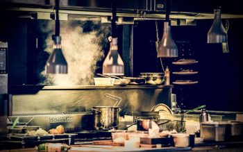 Lee más sobre el artículo Losetas de plástico para cocinas industriales: Durabilidad y resistencia en hostelería