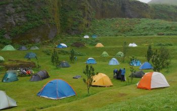 Lee más sobre el artículo Losetas de plástico para zonas de camping y glamping: Una solución rápida y eficiente