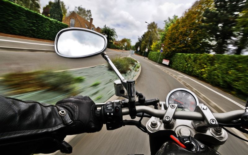 Lee más sobre el artículo ¿Cómo funciona un chaleco airbag para moto? Guía completa