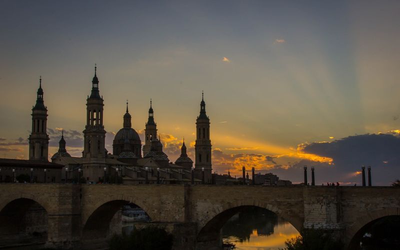 Lee más sobre el artículo Descubrir Zaragoza en coche: Una guía completa para recorrer la ciudad y sus alrededores