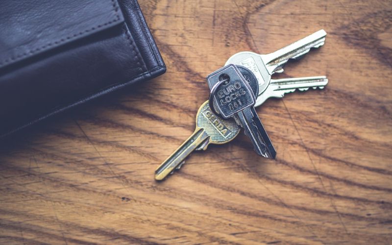 Lee más sobre el artículo Guía de emergencia: ¿Qué hacer si pierdes las llaves de casa en un viaje?