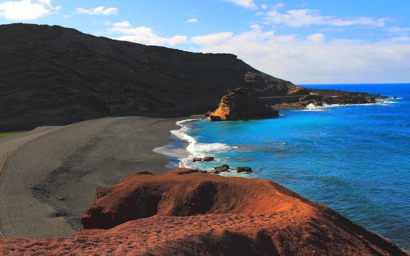 Lee más sobre el artículo ¿Por qué Lanzarote es el destino perfecto para escaparse en el Puente de Mayo?