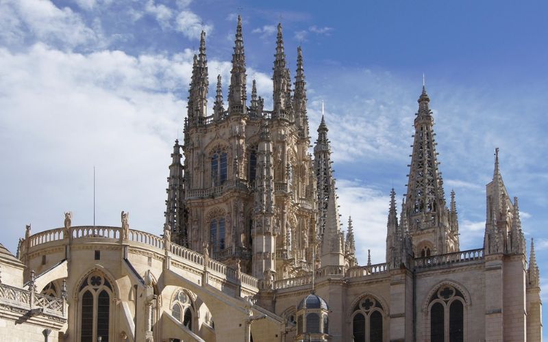 Lee más sobre el artículo Consignas de equipaje 24/7 en Burgos, una solución para peregrinos y viajeros