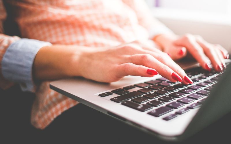 Lee más sobre el artículo Trabajo de copywriter: La libertad profesional con solo un teclado