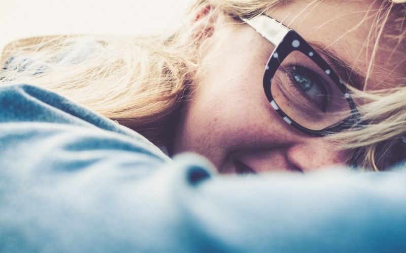 Lee más sobre el artículo Cloro, sal y sol: Los 3 enemigos de los ojos en vacaciones