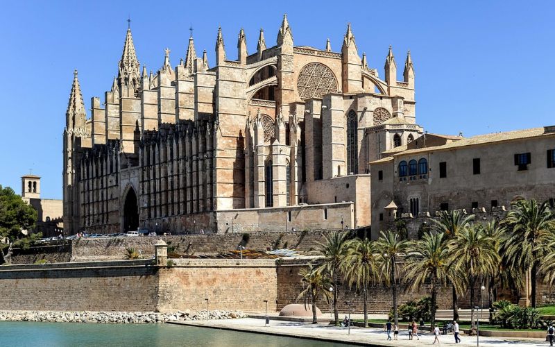 Lee más sobre el artículo Coche adaptado con rampa en Mallorca, la clave para un viaje sin limitaciones