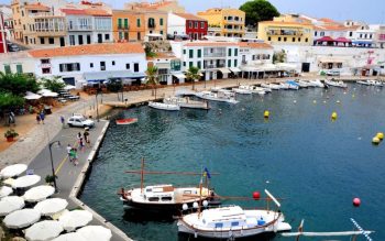 Lee más sobre el artículo Los destinos más bonitos para alquilar un velero en España