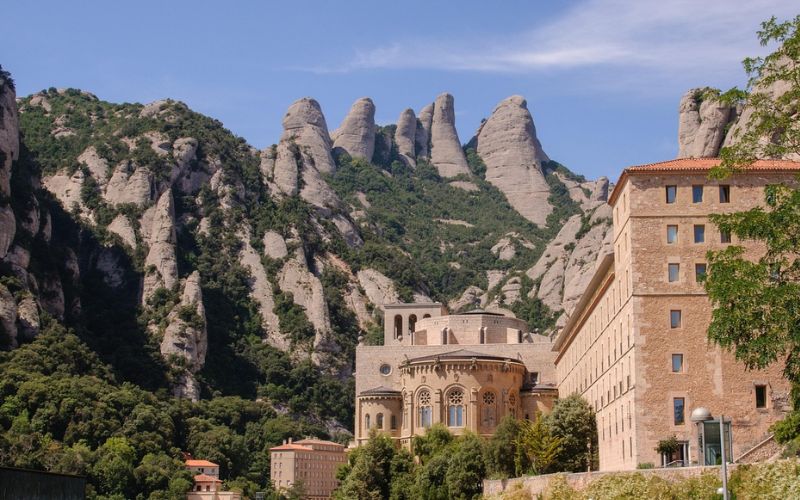 Lee más sobre el artículo Escapada desde el aeropuerto de Barcelona a Montserrat para amantes de la naturaleza y el senderismo